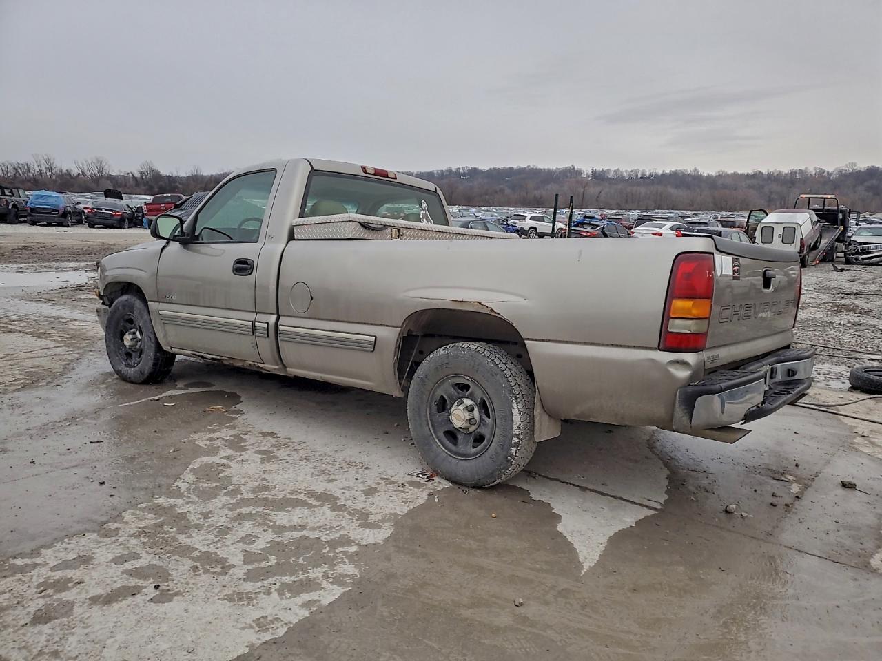 2002 CHEVROLET SILVERADO C1500 photo 2