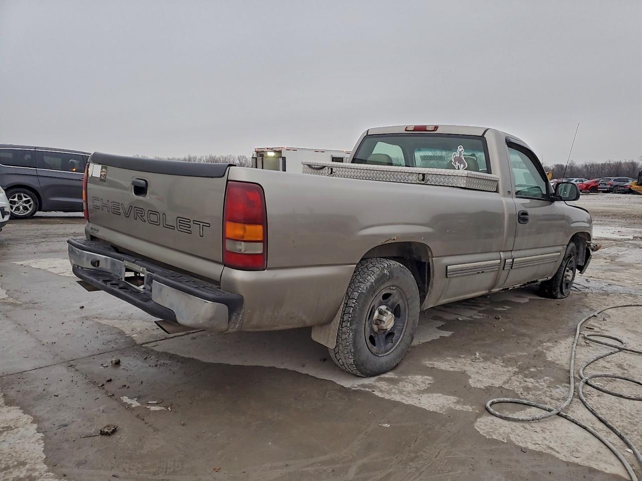 2002 CHEVROLET SILVERADO C1500 photo 3