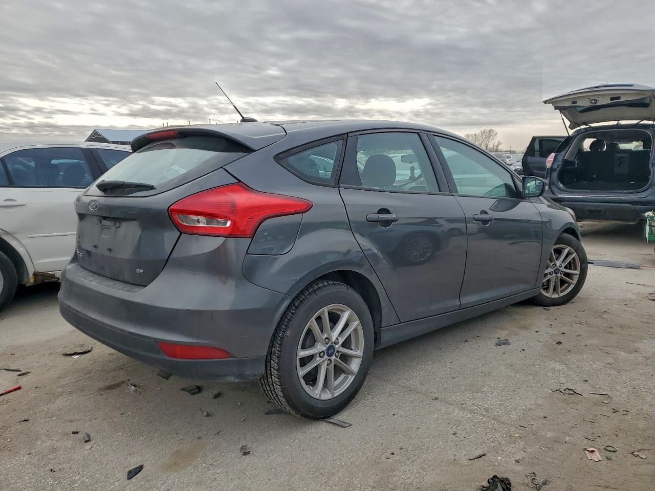 2017 FORD FOCUS SE photo 3