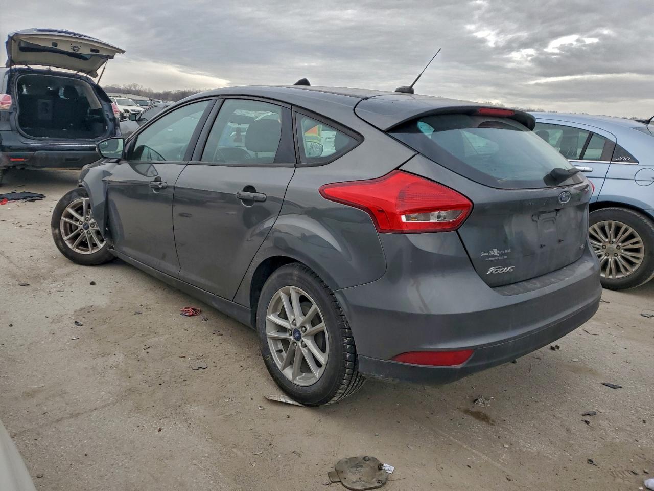2017 FORD FOCUS SE photo 2