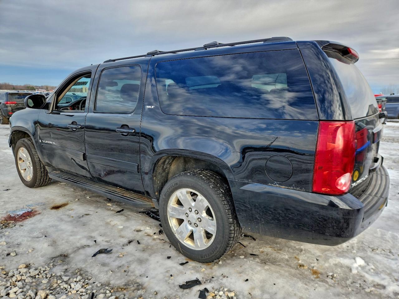 2009 GMC YUKON XL K1500 SLT photo 2