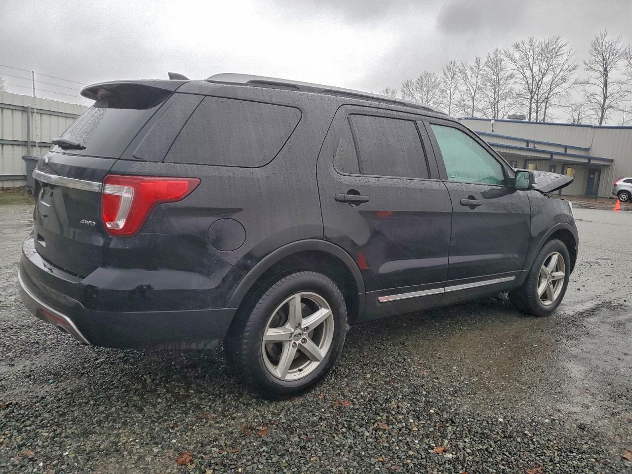 2017 FORD EXPLORER XLT photo 3