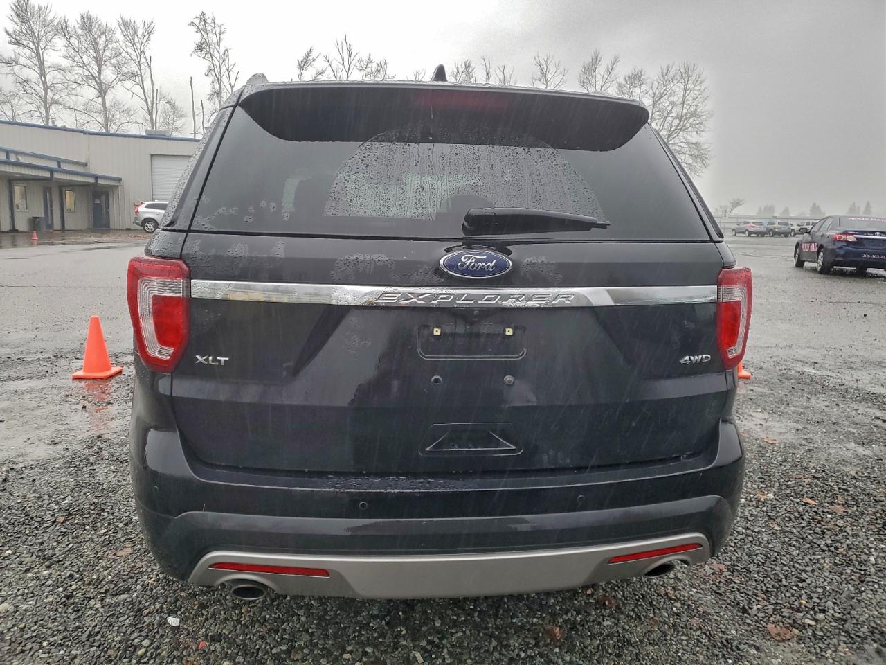 2017 FORD EXPLORER XLT photo 6