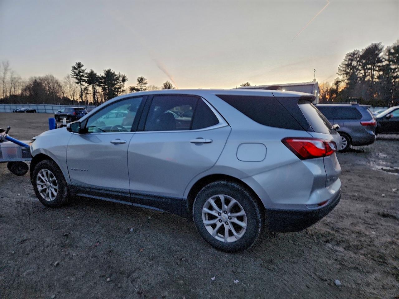 2018 CHEVROLET EQUINOX LT photo 2