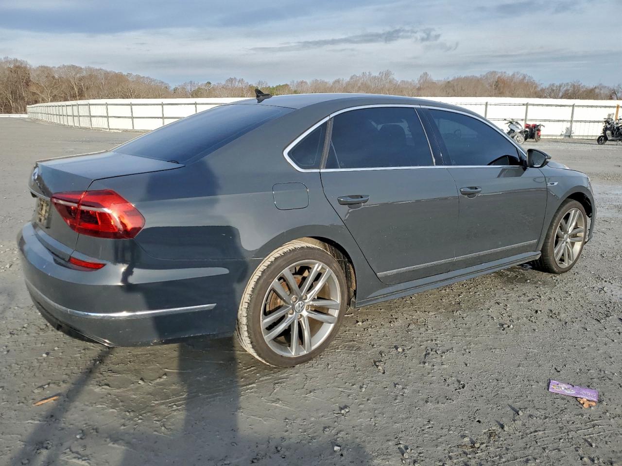 2017 VOLKSWAGEN PASSAT R-LINE photo 5