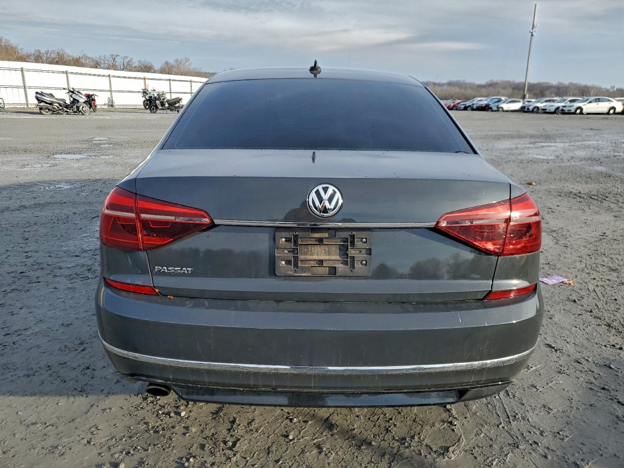 2017 VOLKSWAGEN PASSAT R-LINE photo 11