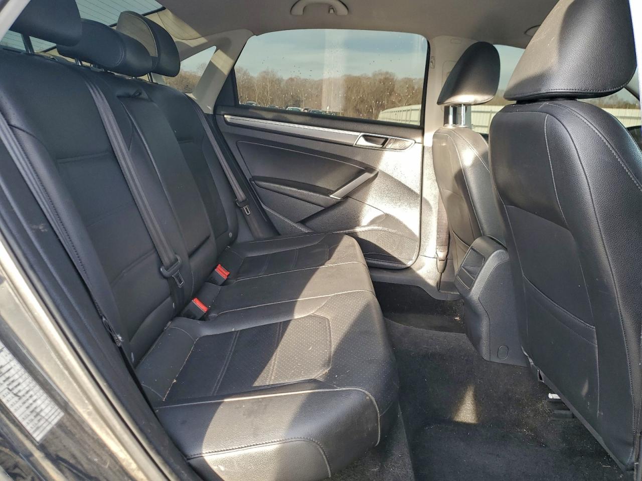 2017 VOLKSWAGEN PASSAT R-LINE photo 19