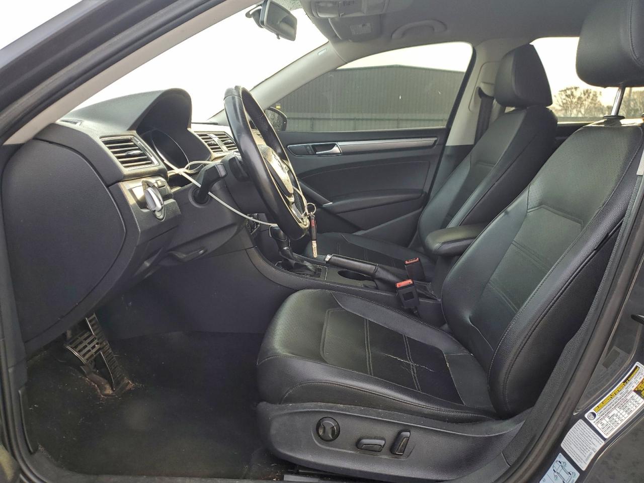 2017 VOLKSWAGEN PASSAT R-LINE photo 13