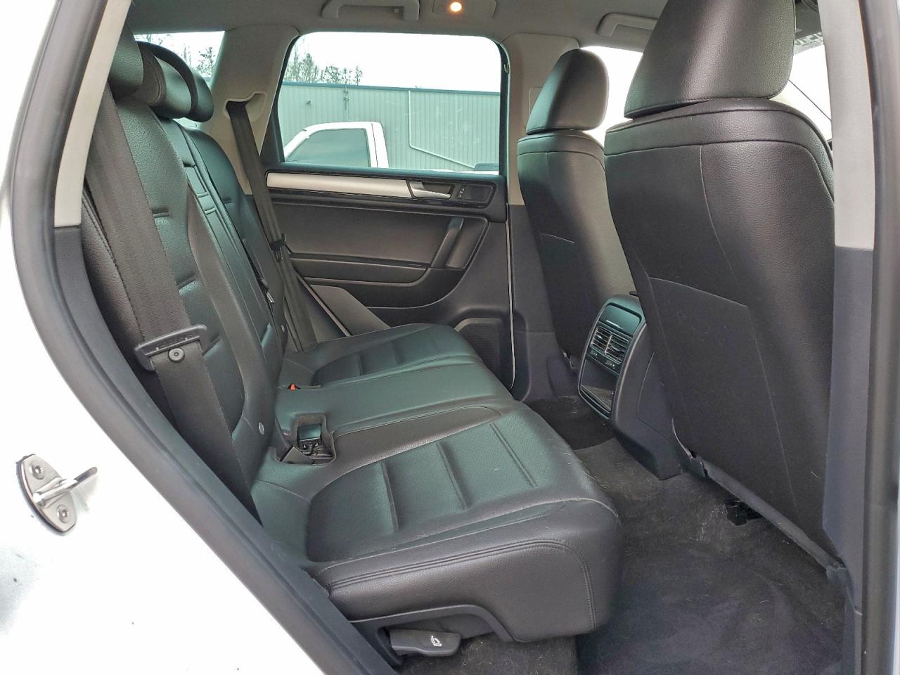 2014 VOLKSWAGEN TOUAREG V6 photo 11
