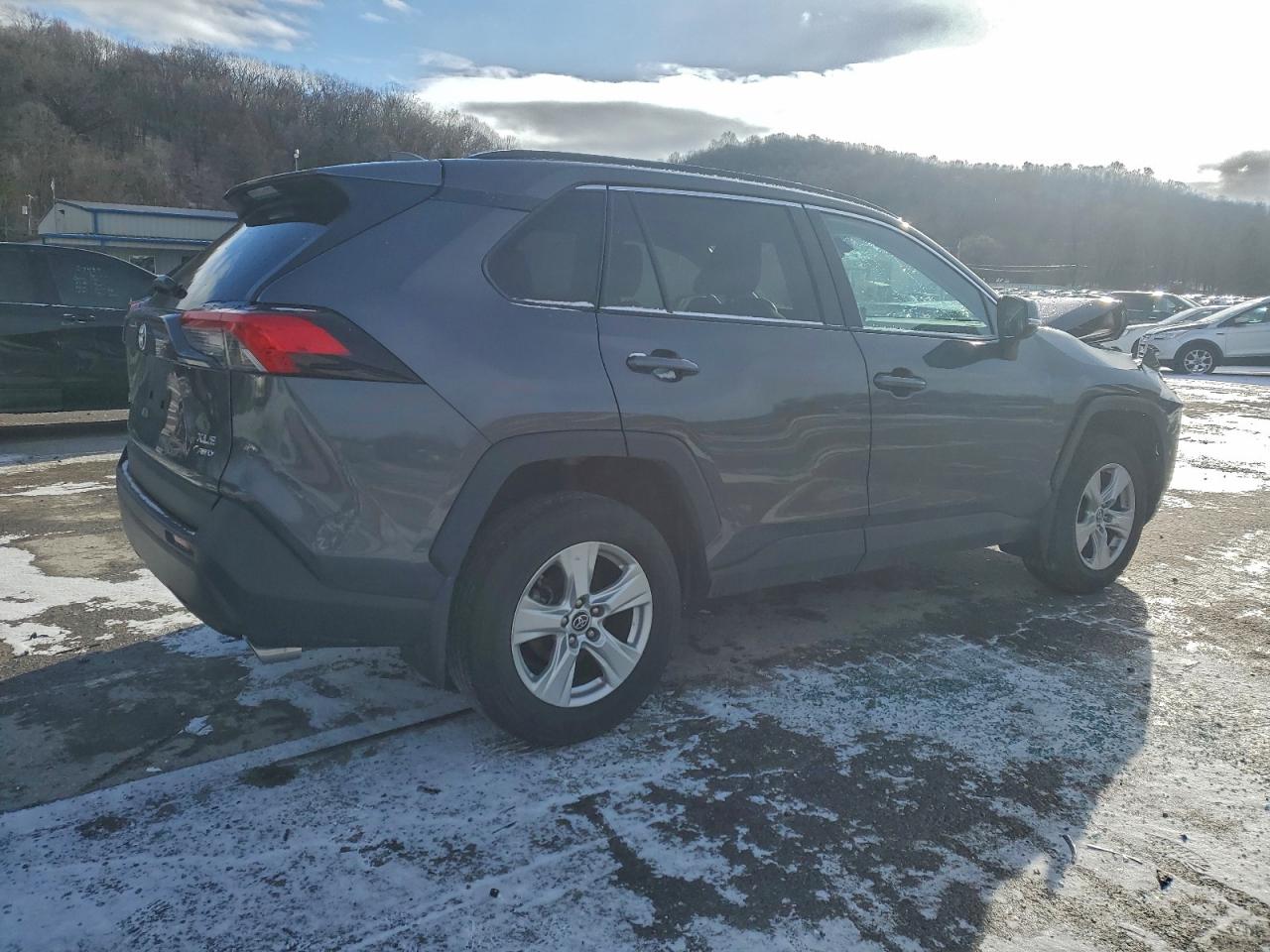 2019 TOYOTA RAV4 XLE photo 3