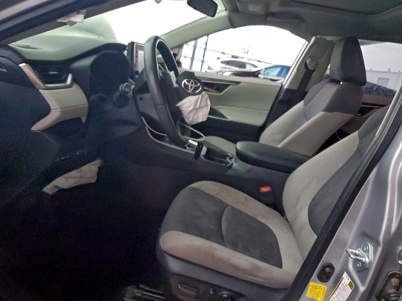 2021 TOYOTA RAV4 XLE photo 7
