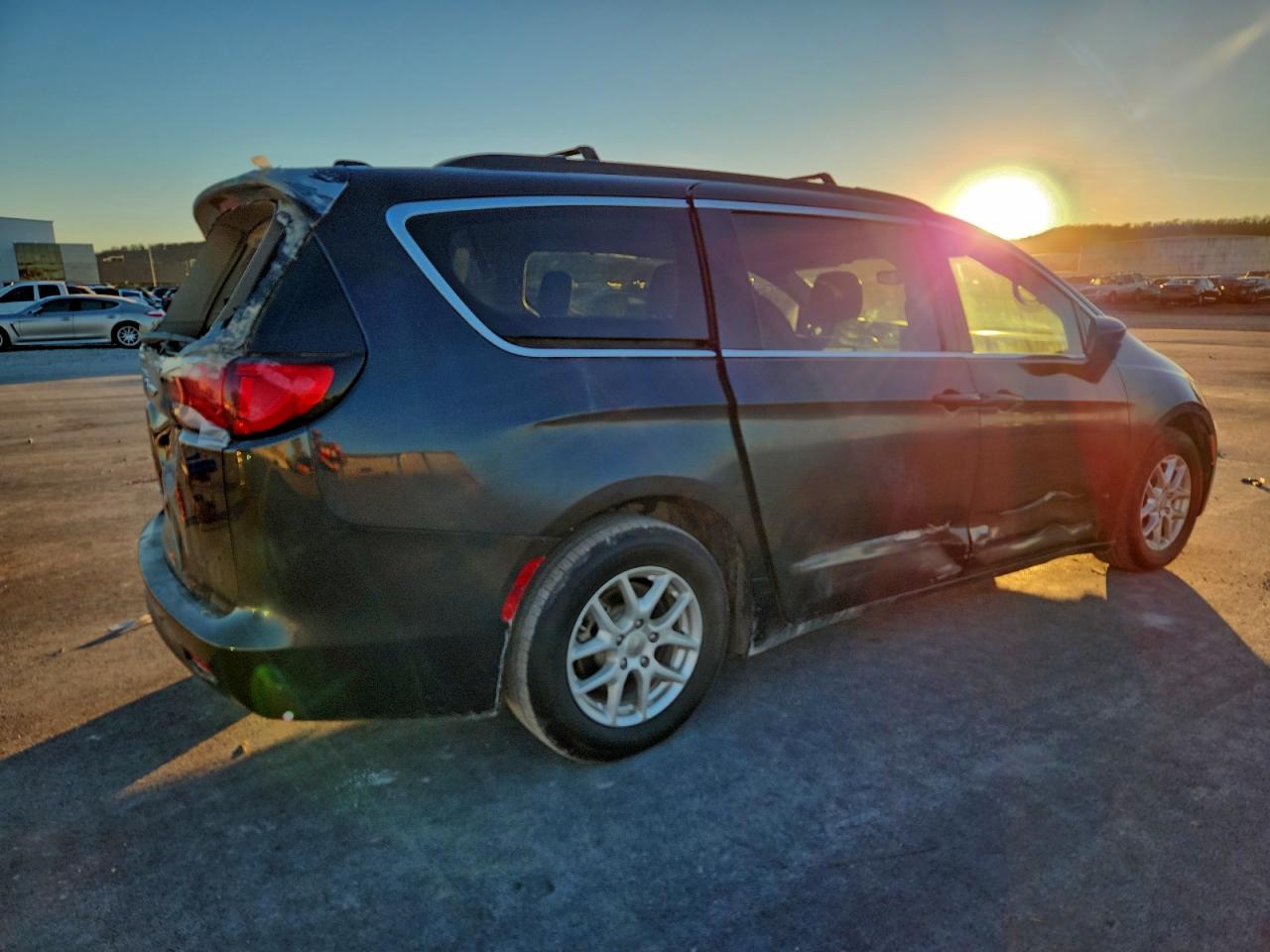 2020 CHRYSLER VOYAGER LXI photo 3