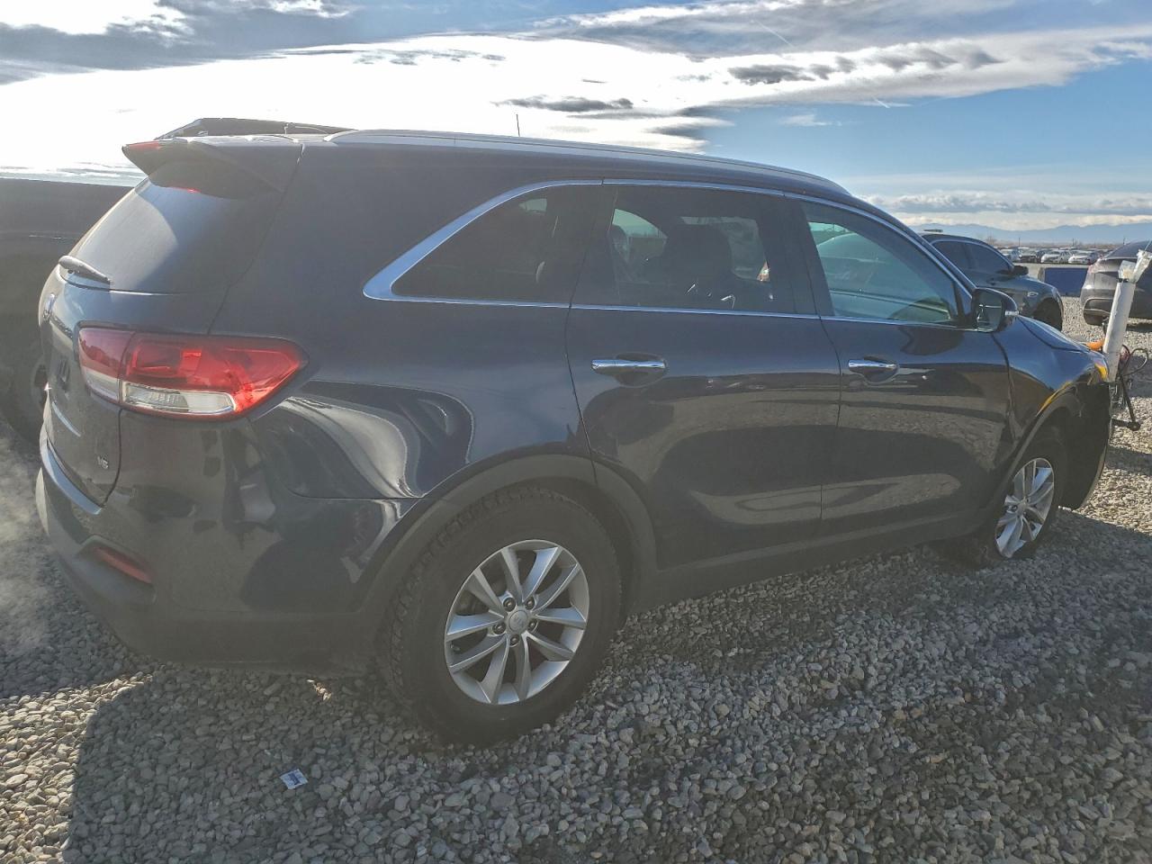 2017 KIA SORENTO LX photo 3