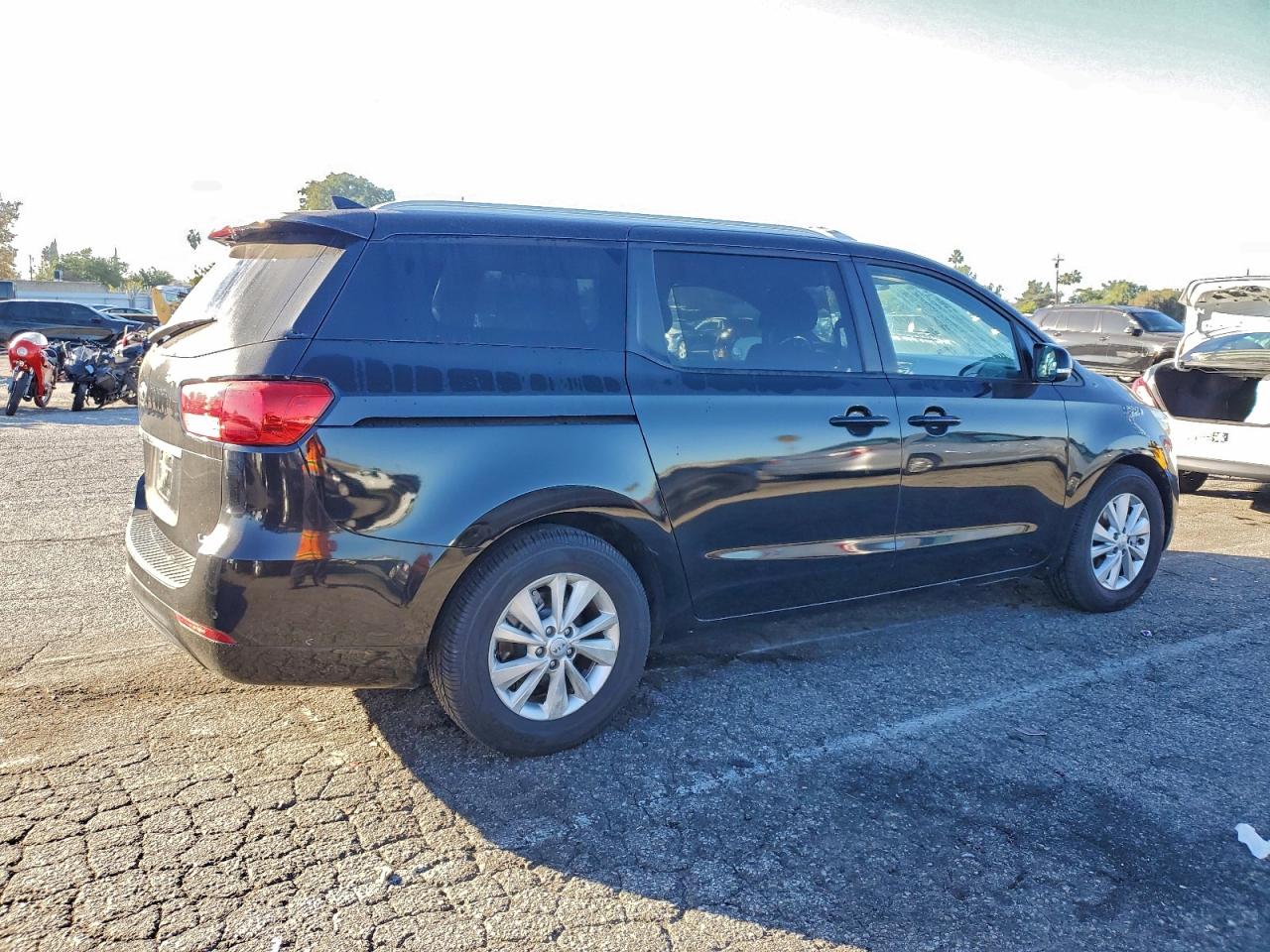 2018 KIA SEDONA LX photo 3