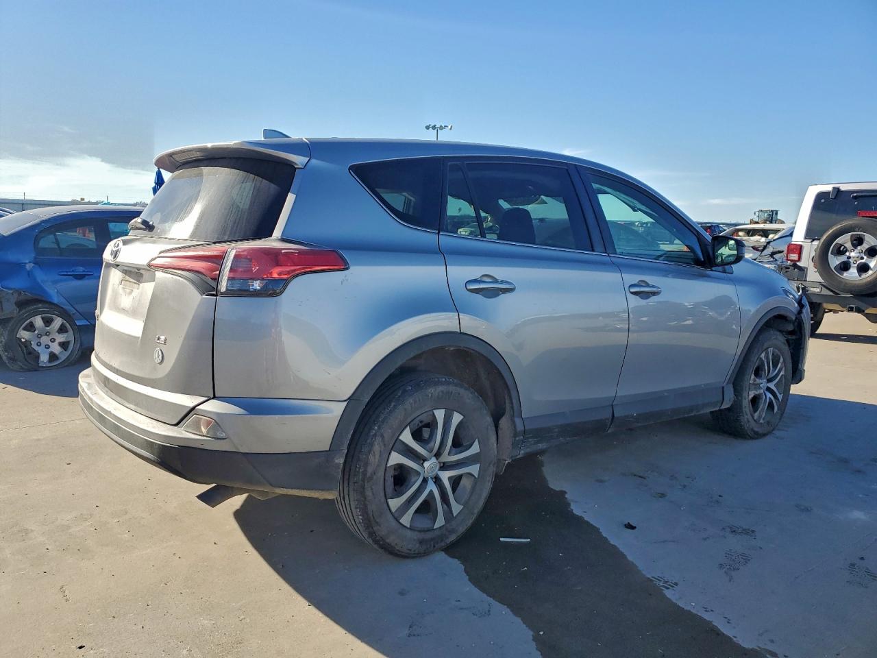 2018 TOYOTA RAV4 LE photo 5