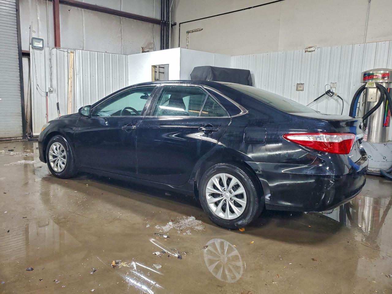 2016 TOYOTA CAMRY LE photo 3