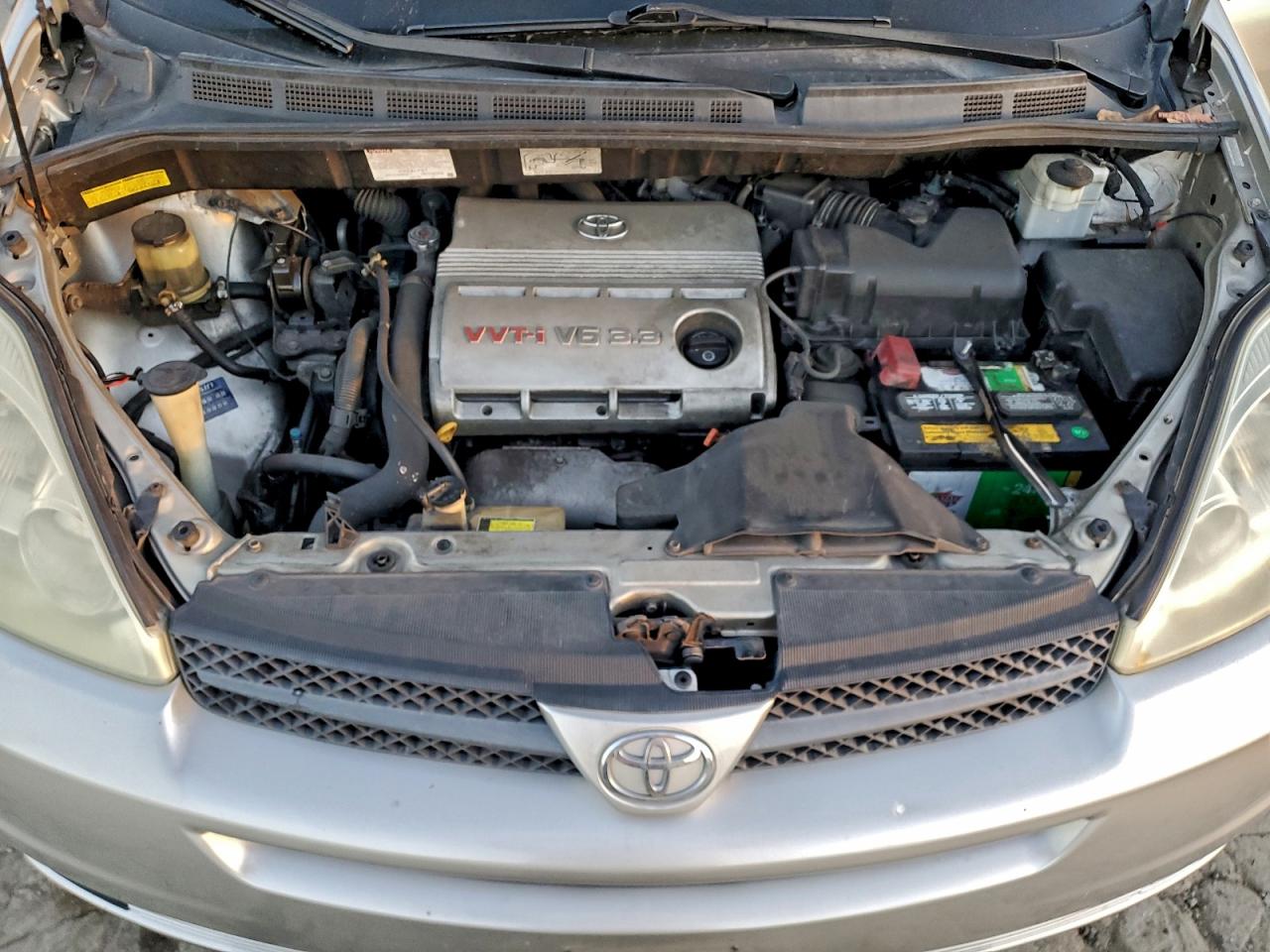 2004 TOYOTA SIENNA CE photo 12