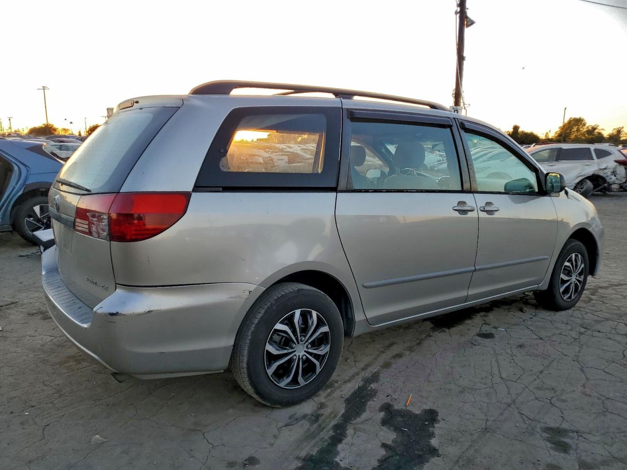 2004 TOYOTA SIENNA CE photo 3