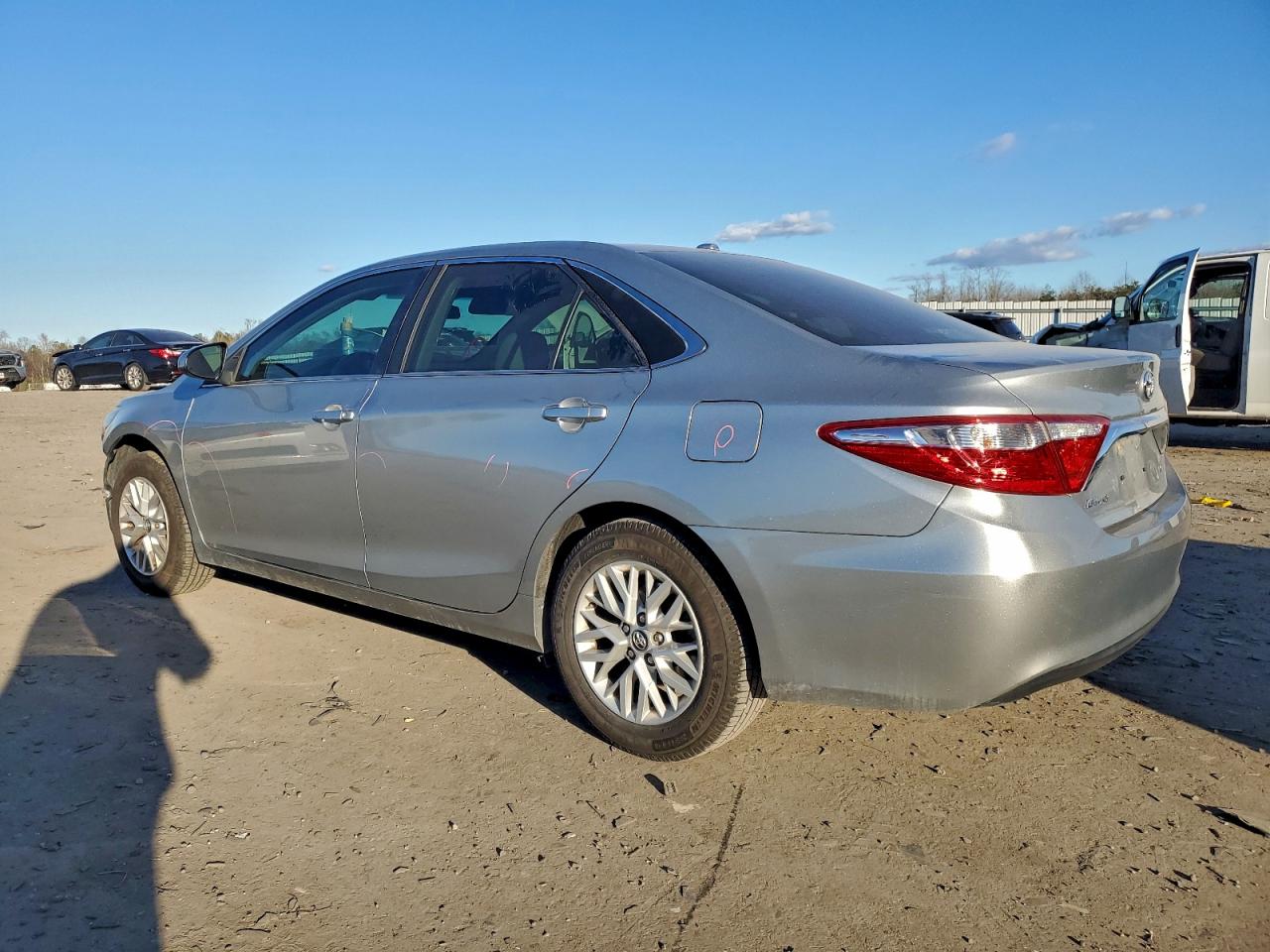 2017 TOYOTA CAMRY LE photo 2
