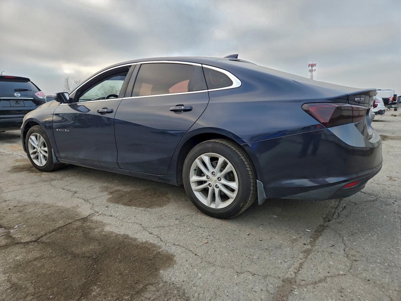 2018 CHEVROLET MALIBU LT photo 2