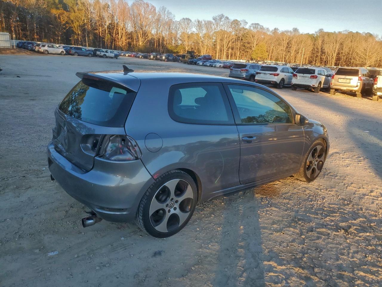 2011 VOLKSWAGEN GTI photo 3