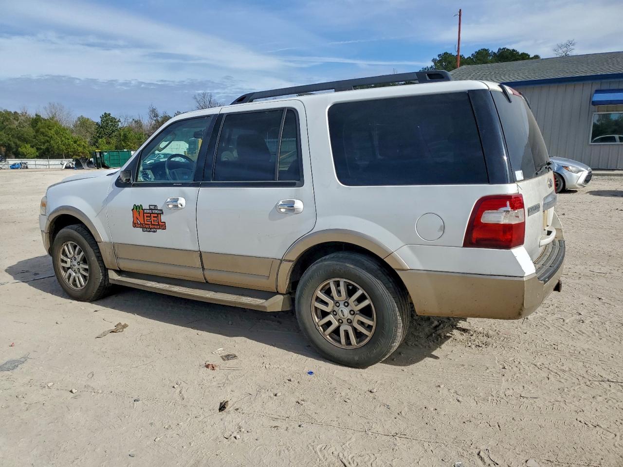 2011 FORD EXPEDITION XLT photo 2