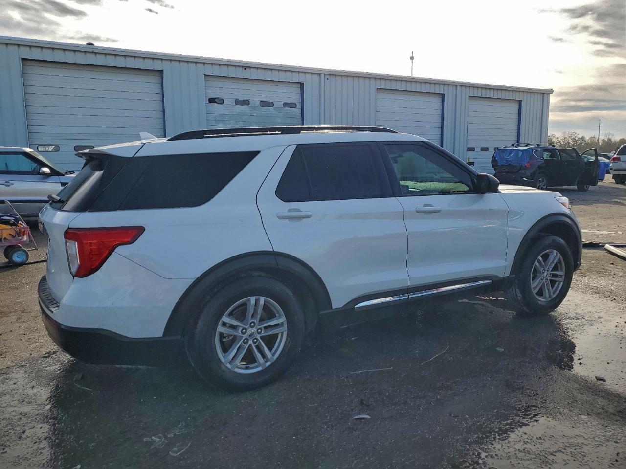 2024 FORD EXPLORER XLT photo 3