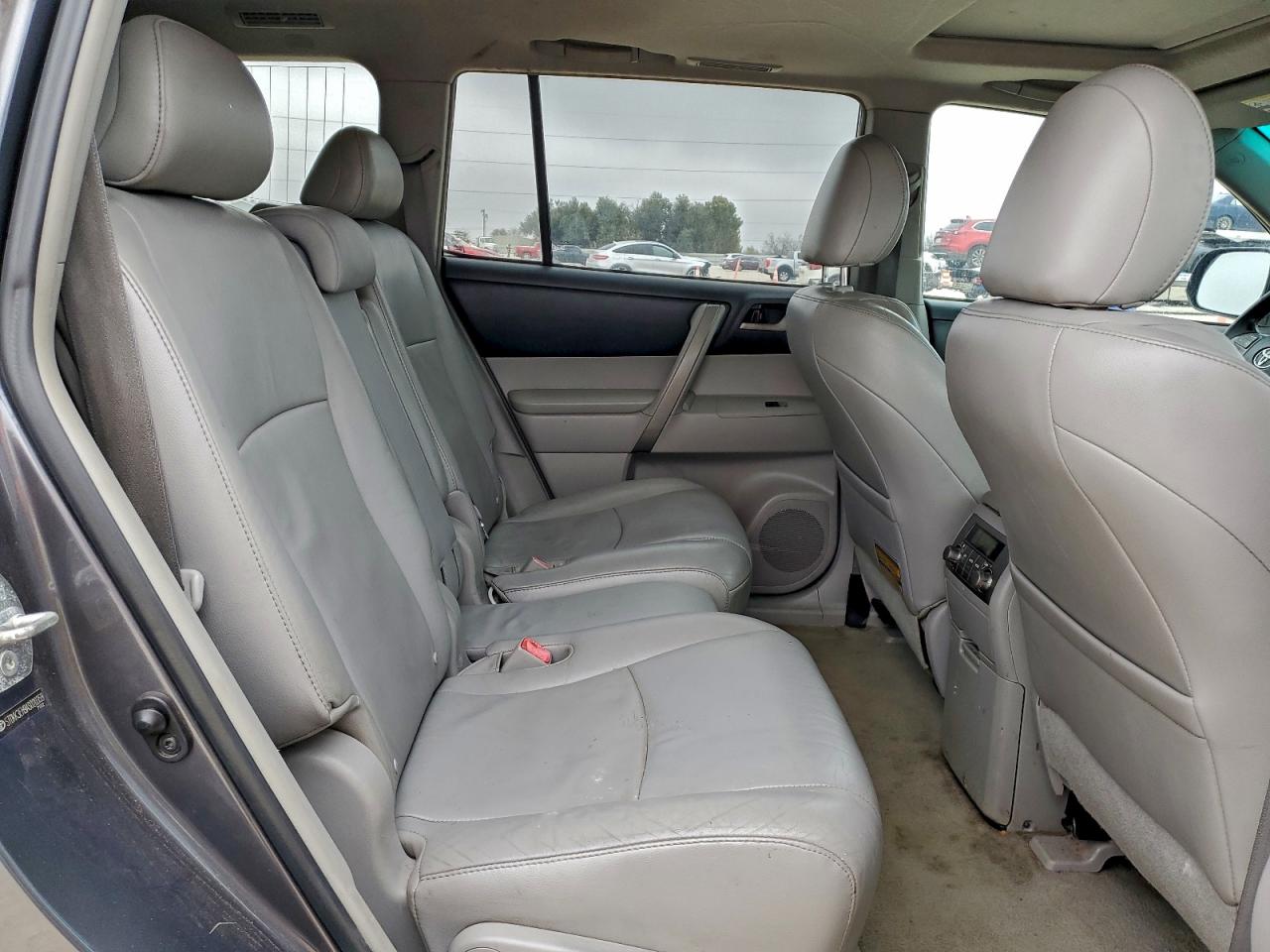 2010 TOYOTA HIGHLANDER SE photo 11