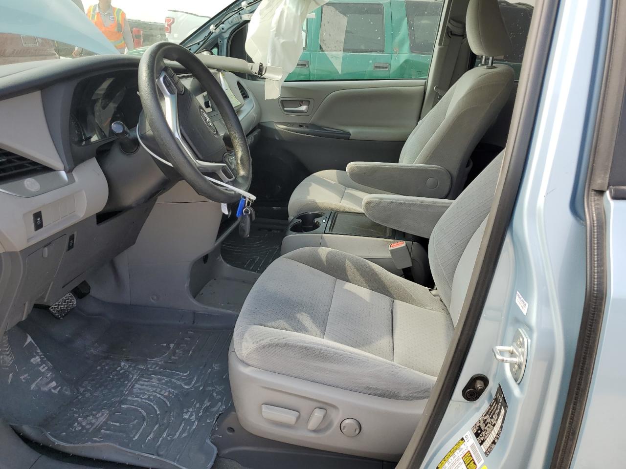 2015 TOYOTA SIENNA LE photo 7