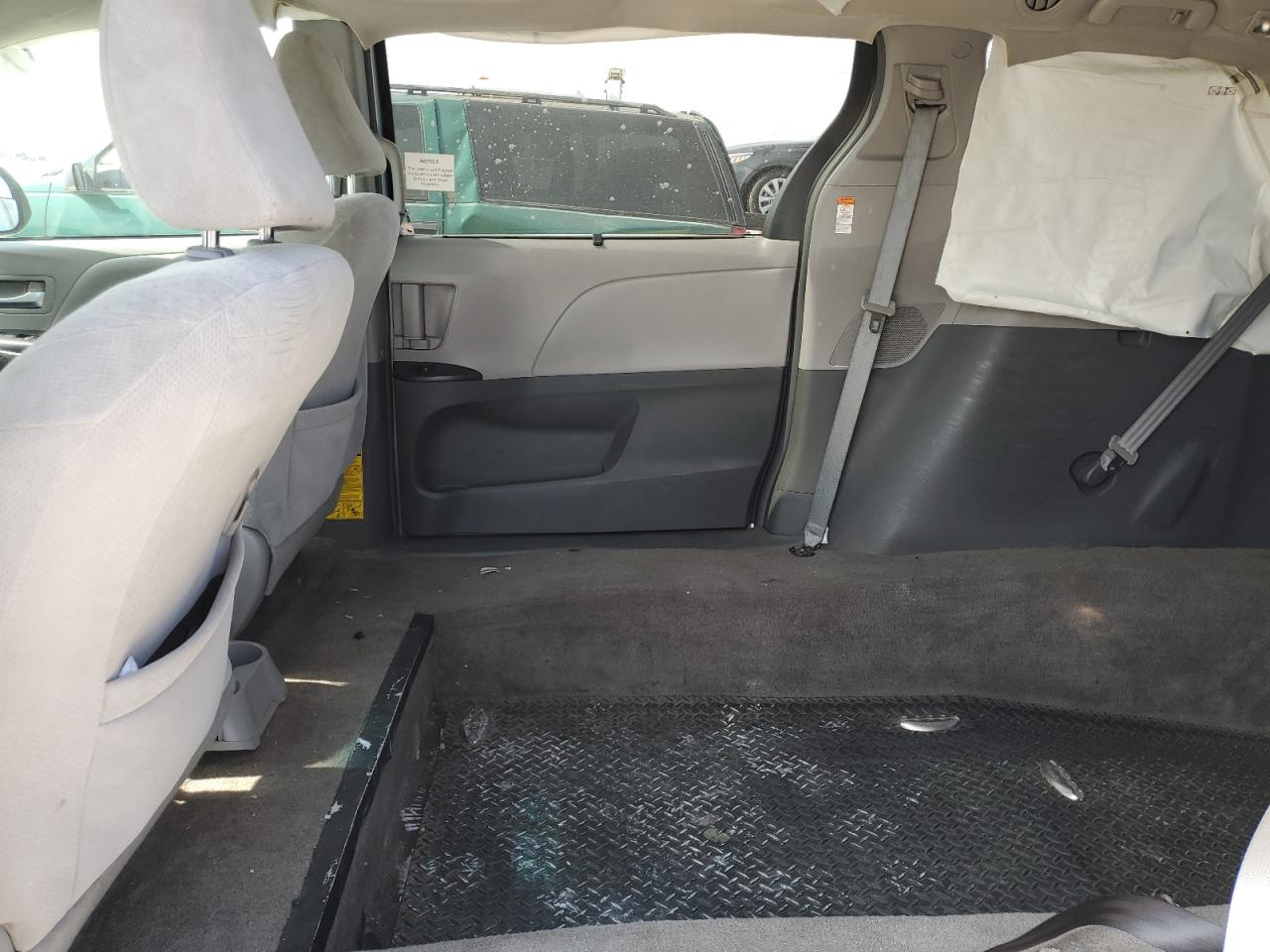 2015 TOYOTA SIENNA LE photo 11