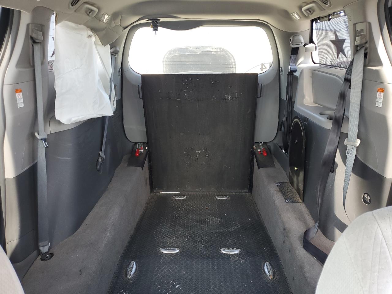 2015 TOYOTA SIENNA LE photo 10