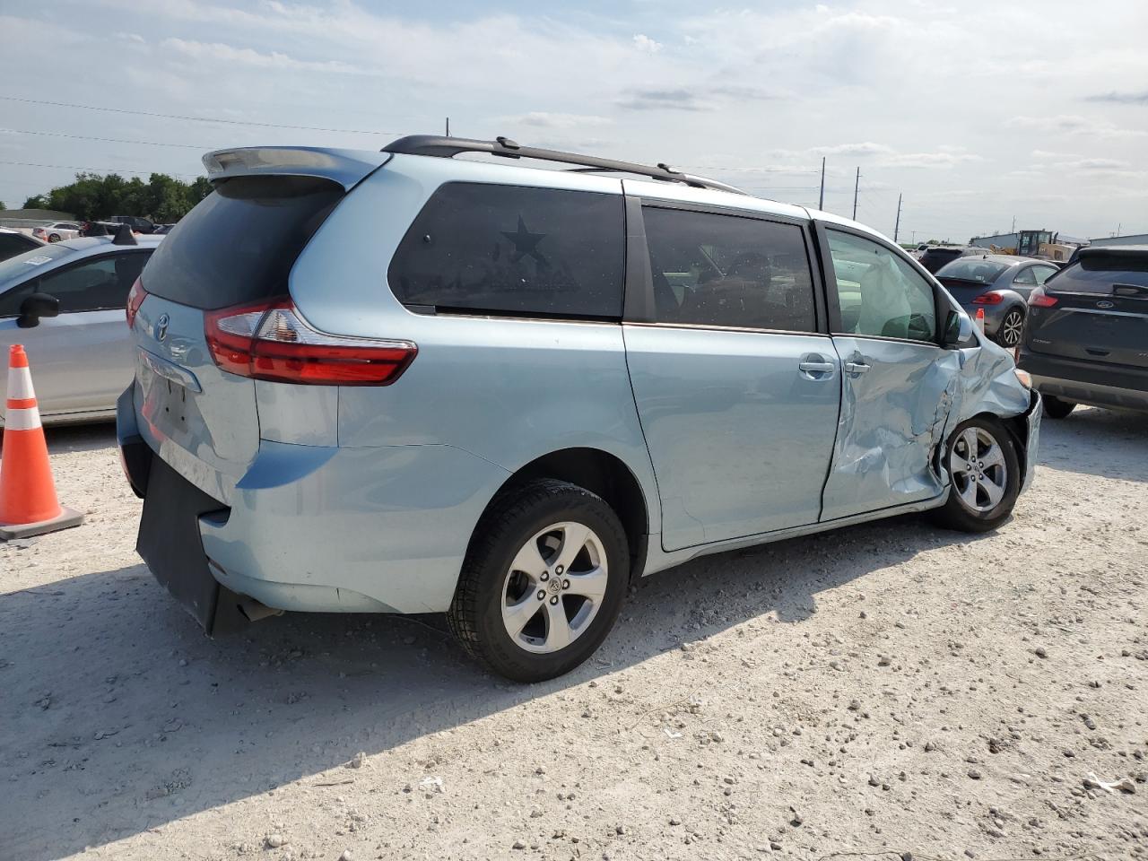 2015 TOYOTA SIENNA LE photo 3