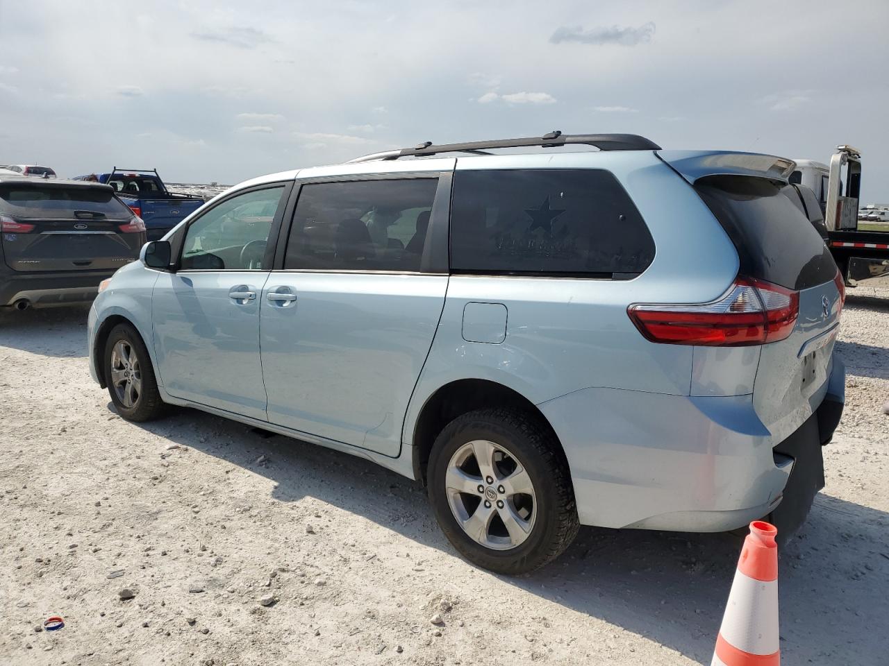 2015 TOYOTA SIENNA LE photo 2