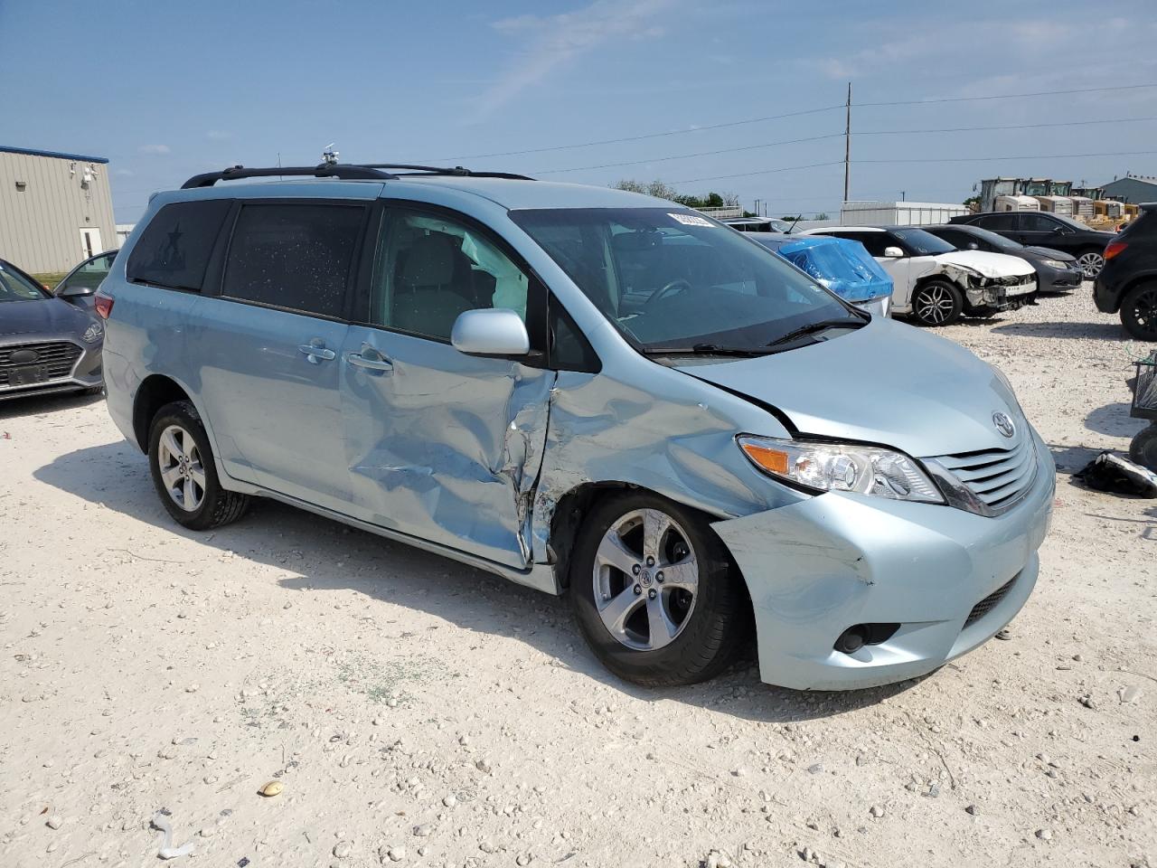 2015 TOYOTA SIENNA LE photo 4