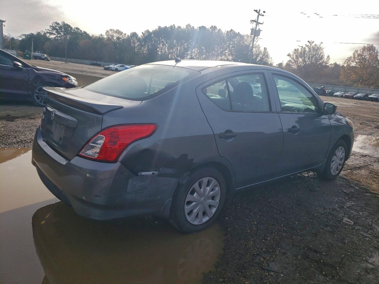 2019 NISSAN VERSA S photo 3