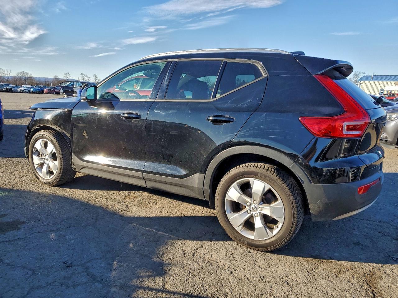 2020 VOLVO XC40 T5 MOMENTUM photo 2