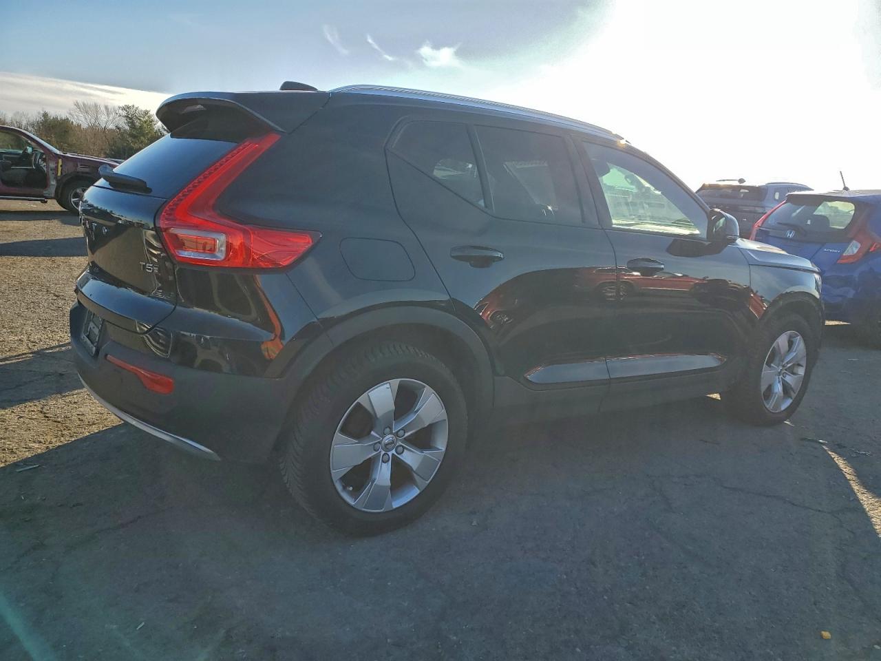 2020 VOLVO XC40 T5 MOMENTUM photo 3