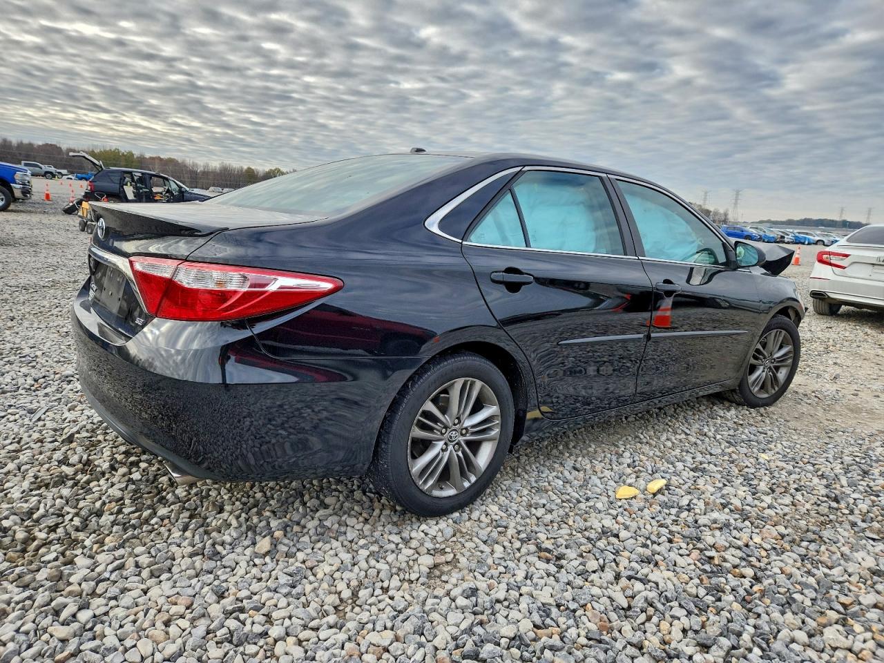 2016 TOYOTA CAMRY SE photo 3