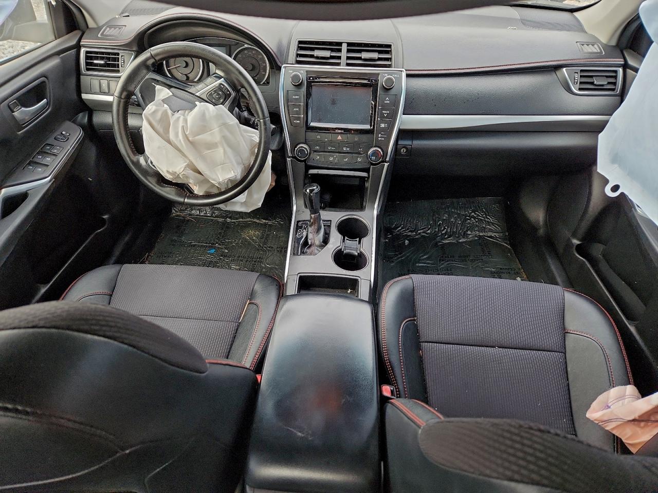 2016 TOYOTA CAMRY SE photo 8