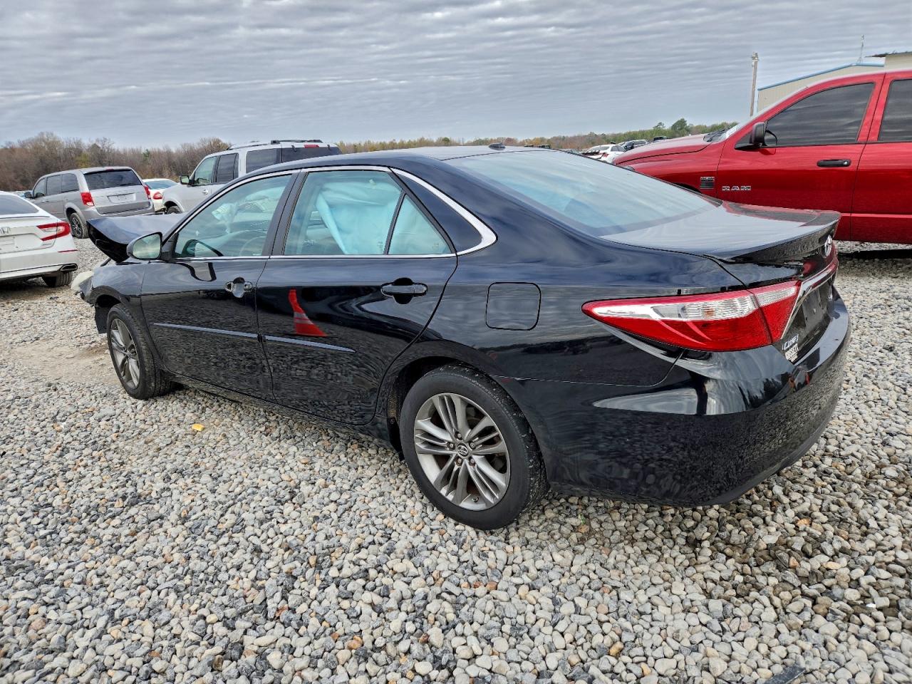 2016 TOYOTA CAMRY SE photo 2