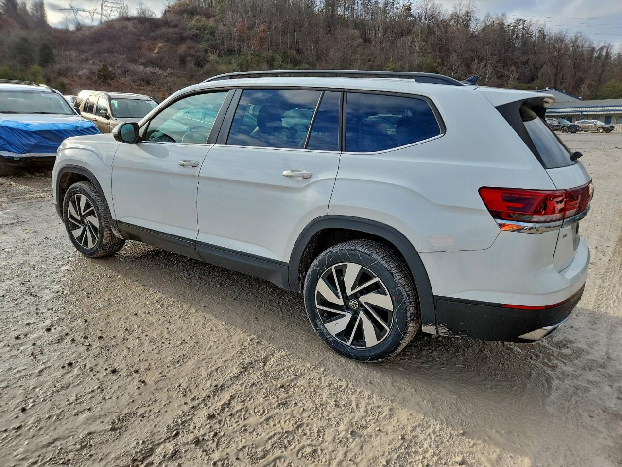 2024 VOLKSWAGEN ATLAS SE photo 2
