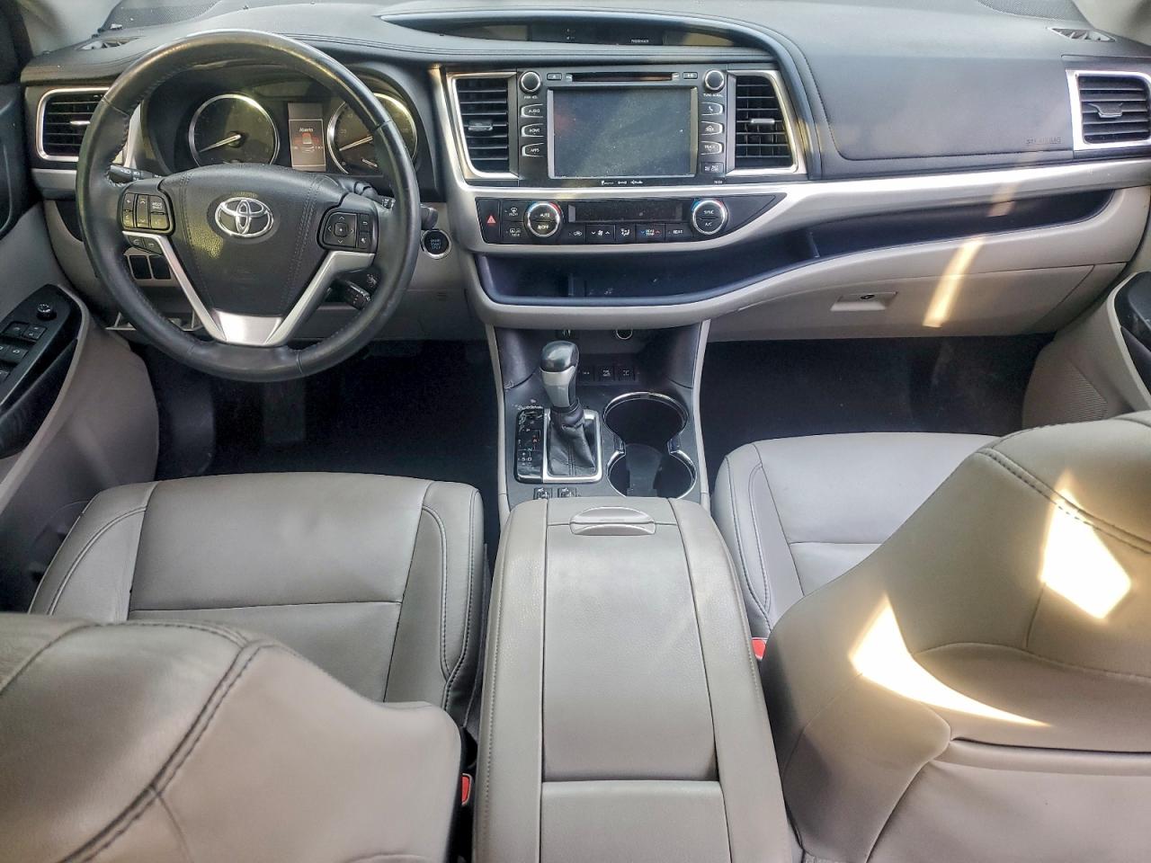 2016 TOYOTA HIGHLANDER XLE photo 15