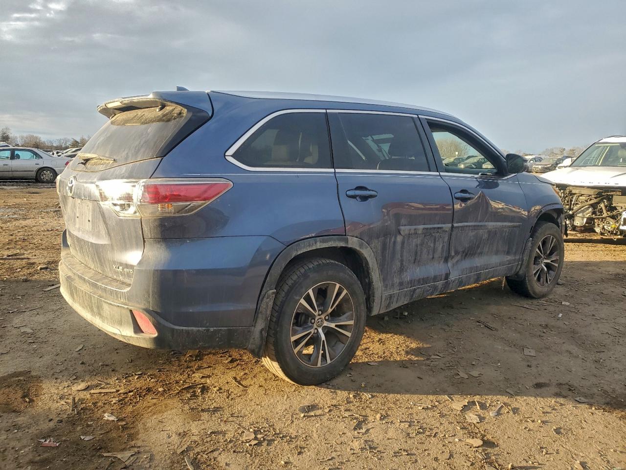 2016 TOYOTA HIGHLANDER XLE photo 5