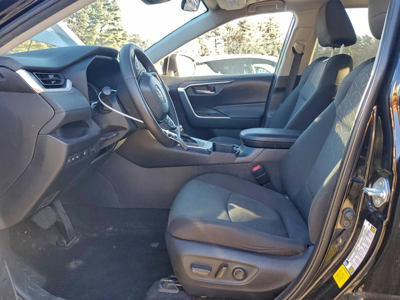 2024 TOYOTA RAV4 XLE photo 7