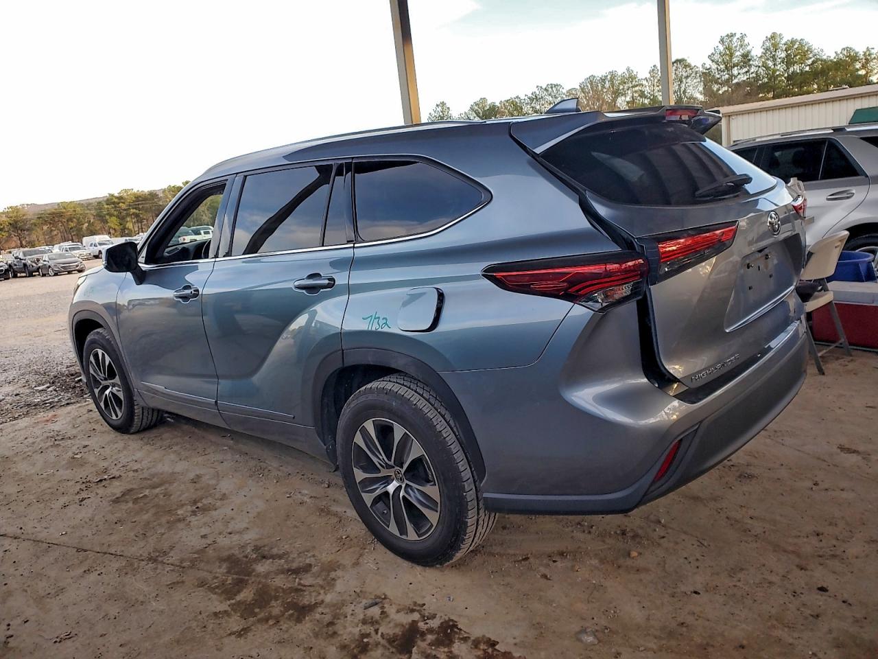 2020 TOYOTA HIGHLANDER XLE photo 2