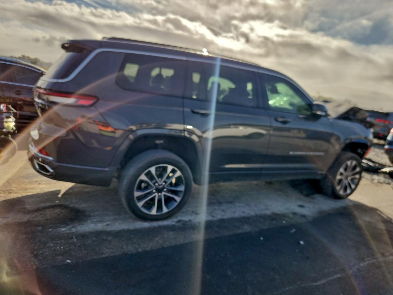 2024 JEEP GRAND CHEROKEE L OVERLAND photo 3