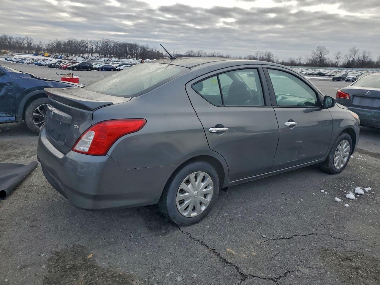 2019 NISSAN VERSA S photo 3