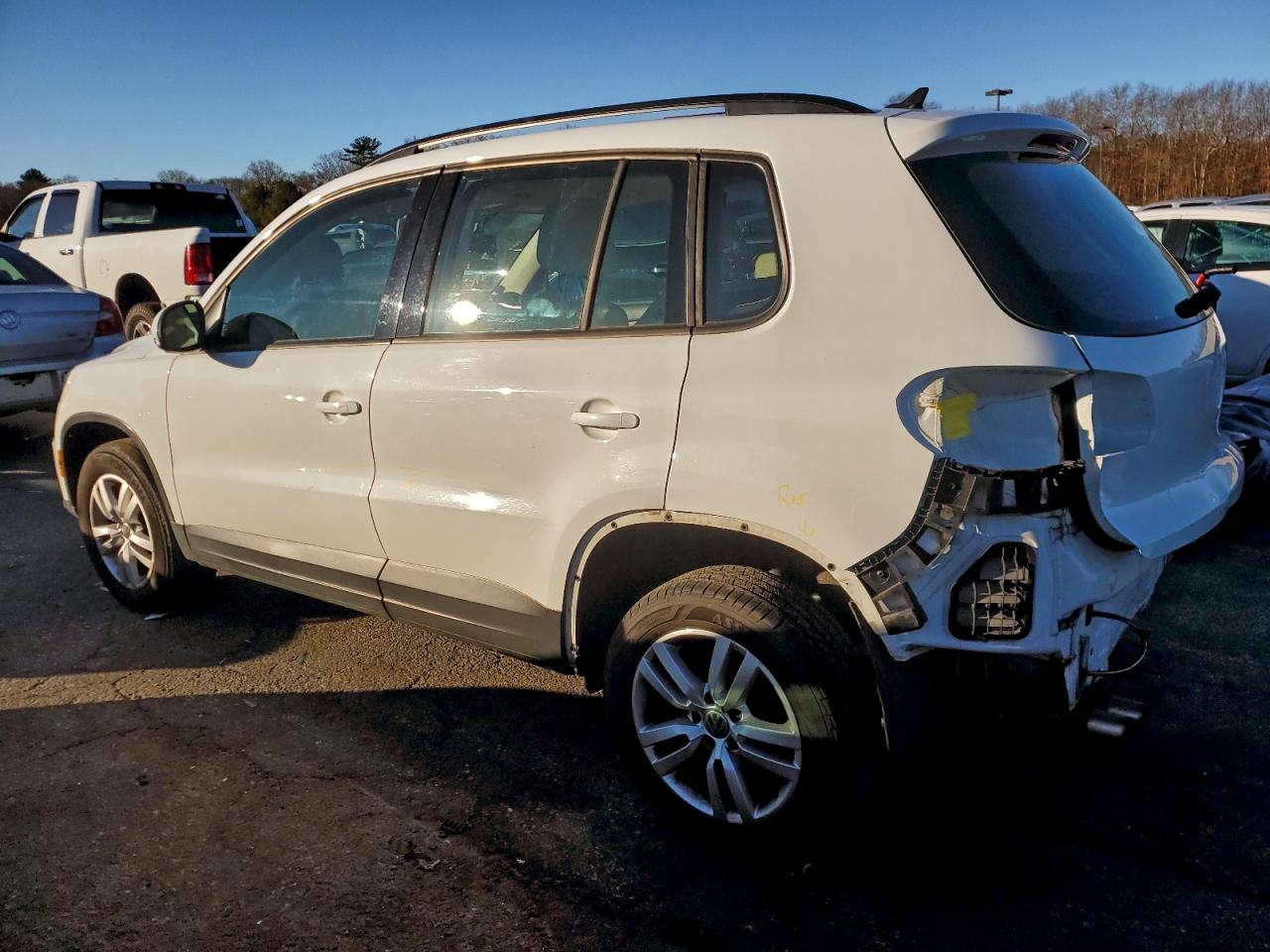 2017 VOLKSWAGEN TIGUAN S photo 2