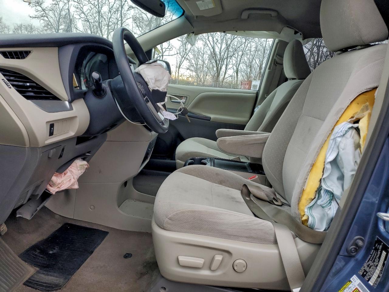 2017 TOYOTA SIENNA LE photo 7