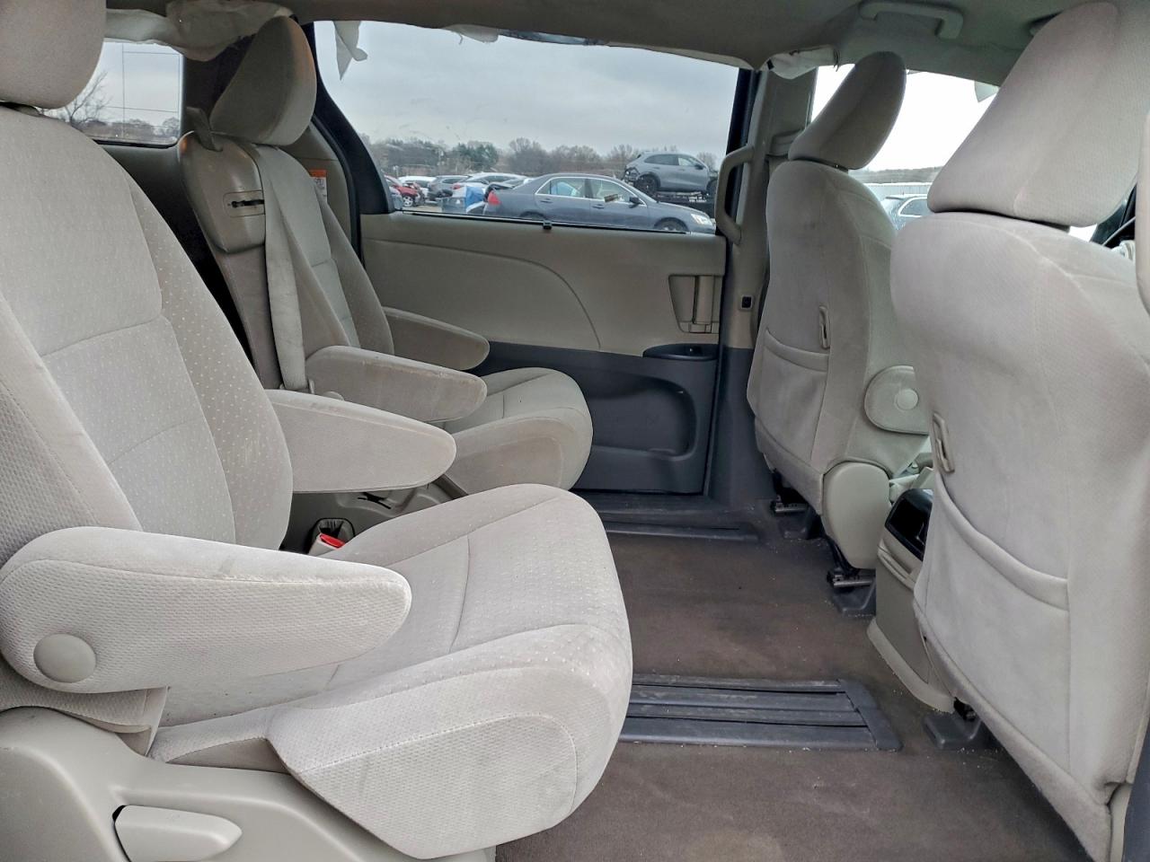 2017 TOYOTA SIENNA LE photo 11